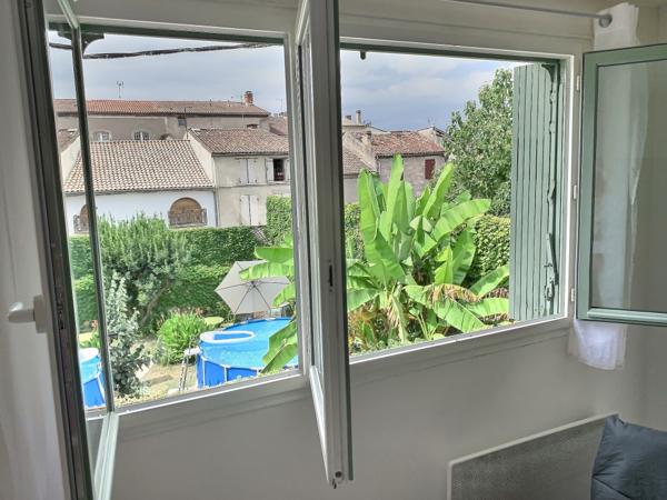 VILLENEUVE SUR LOT, studio MEUBLÉ refait complétement à neuf d'environ 27 m² en centre ville, à deux pas des commodités. Situé au dernier étage d'une petite résidence avec 4 appartements, il est lumineux et offre une vue sur un jardin arboré. Il comprend , Villeneuve sur lot