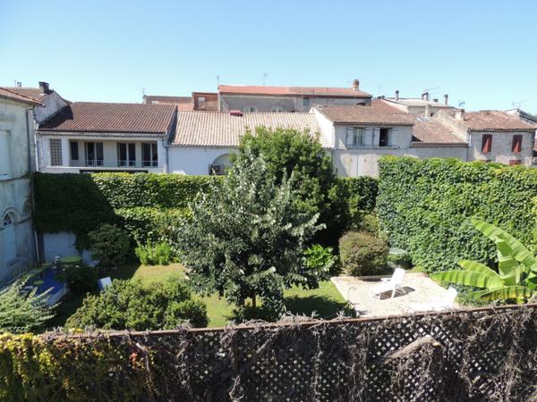 VILLENEUVE SUR LOT, studio MEUBLÉ refait complétement à neuf d'environ 27 m² en centre ville, à deux pas des commodités. Situé au dernier étage d'une petite résidence avec 4 appartements, il est lumineux et offre une vue sur un jardin arboré. Il comprend , Villeneuve sur lot