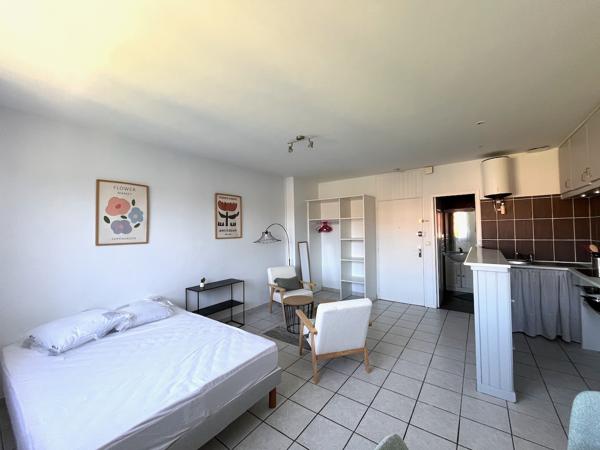 VILLENEUVE SUR LOT, studio MEUBLÉ refait complétement à neuf d'environ 27 m² en centre ville, à deux pas des commodités. Situé au dernier étage d'une petite résidence avec 4 appartements, il est lumineux et offre une vue sur un jardin arboré. Il comprend , Villeneuve sur lot