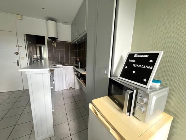 VILLENEUVE SUR LOT, studio MEUBLÉ refait complétement à neuf d'environ 27 m² en centre ville, à deux pas des commodités. Situé au dernier étage d'une petite résidence avec 4 appartements, il est lumineux et offre une vue sur un jardin arboré. Il comprend , Villeneuve sur lot