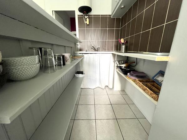 VILLENEUVE SUR LOT, studio MEUBLÉ refait complétement à neuf d'environ 27 m² en centre ville, à deux pas des commodités. Situé au dernier étage d'une petite résidence avec 4 appartements, il est lumineux et offre une vue sur un jardin arboré. Il comprend , Villeneuve sur lot