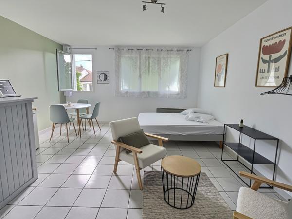 VILLENEUVE SUR LOT, studio MEUBLÉ refait complétement à neuf d'environ 27 m² en centre ville, à deux pas des commodités. Situé au dernier étage d'une petite résidence avec 4 appartements, il est lumineux et offre une vue sur un jardin arboré. Il comprend , Villeneuve sur lot