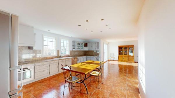 PROPRIÉTÉ DE STANDING  284 m2 de 8 PIÈCES 509 000