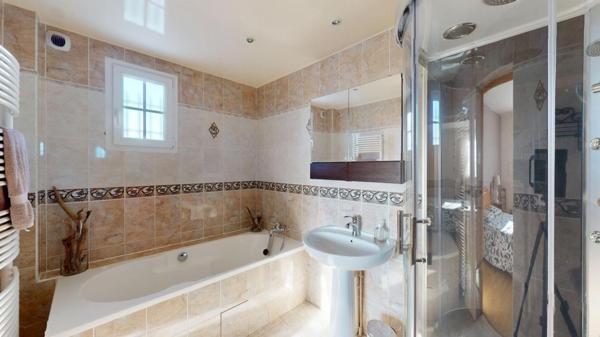 PROPRIÉTÉ DE STANDING  284 m2 de 8 PIÈCES 509 000