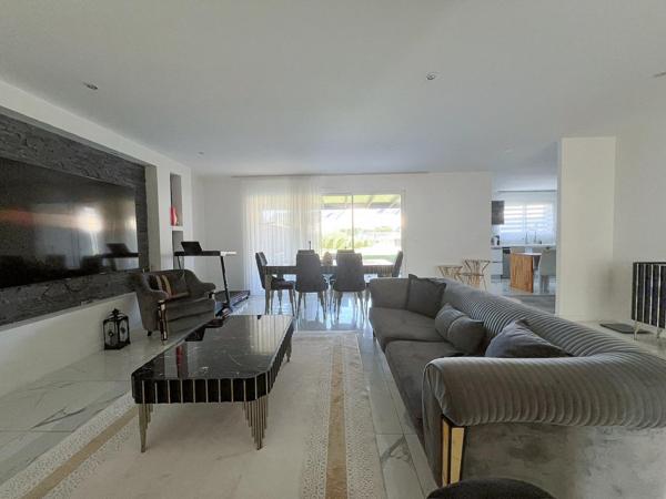 A VENDRE Maison moderne à vendre à Trélazé - 150 m² avec jardin et garage !