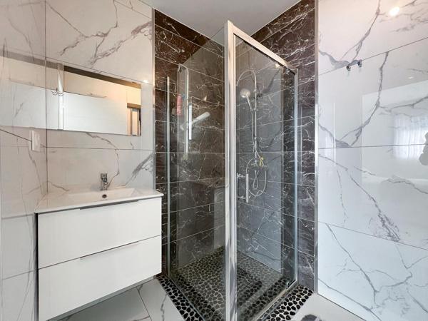 A VENDRE Maison moderne à vendre à Trélazé - 150 m² avec jardin et garage !