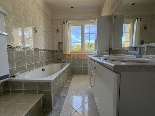 Villa 4 faces T5 145 m2 avec piscine