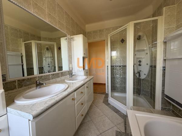 Villa 4 faces T5 145 m2 avec piscine