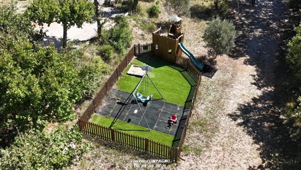 Propriété de 2,9 hectares avec vue imprenable sur le lac d'Esparron-de-Verdon