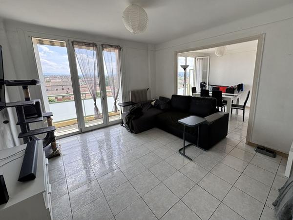 CARCASSONNE - APPARTEMENT TRAVERSANT 76 M² - DERNIER ÉTAGE - BALCONS - PARKING PRIVATIF