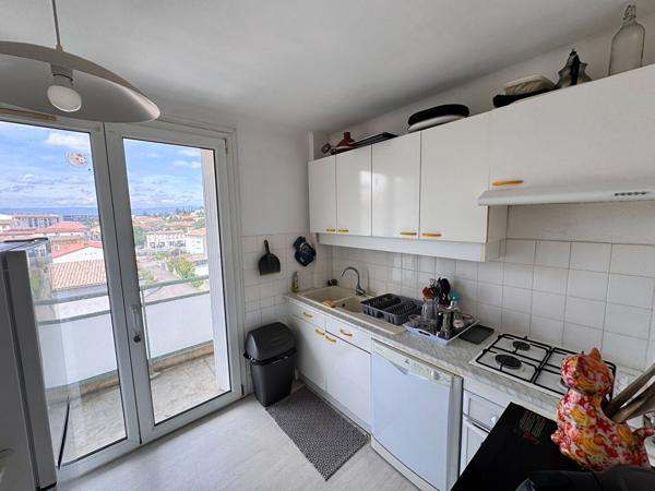 CARCASSONNE - APPARTEMENT TRAVERSANT 76 M² - DERNIER ÉTAGE - BALCONS - PARKING PRIVATIF