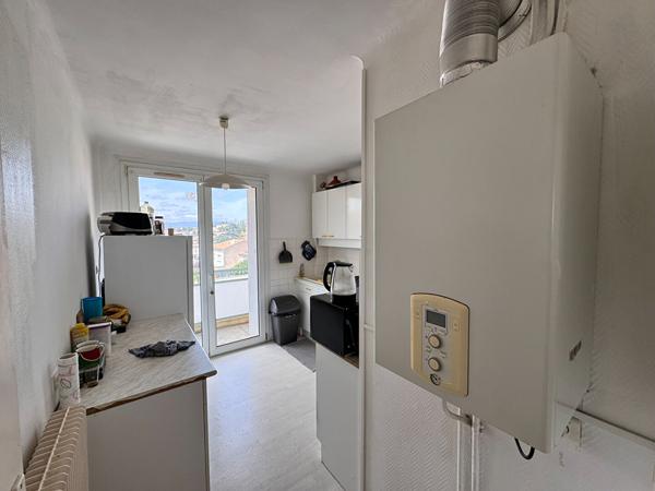 CARCASSONNE - APPARTEMENT TRAVERSANT 76 M² - DERNIER ÉTAGE - BALCONS - PARKING PRIVATIF