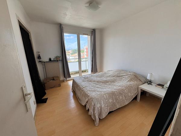 CARCASSONNE - APPARTEMENT TRAVERSANT 76 M² - DERNIER ÉTAGE - BALCONS - PARKING PRIVATIF