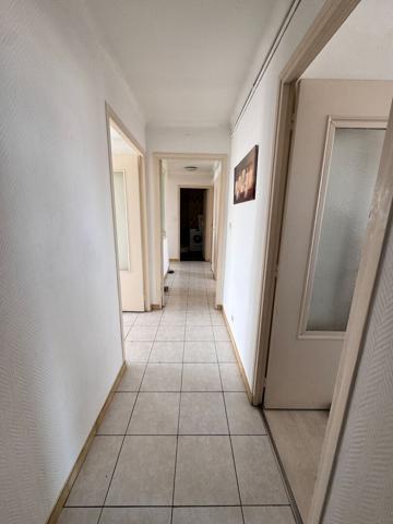 CARCASSONNE - APPARTEMENT TRAVERSANT 76 M² - DERNIER ÉTAGE - BALCONS - PARKING PRIVATIF