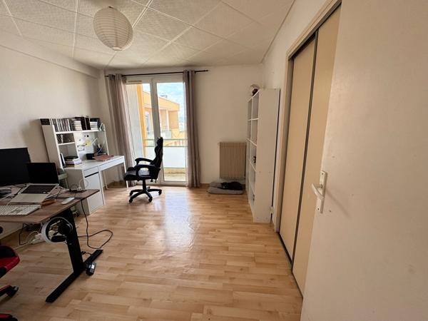 CARCASSONNE - APPARTEMENT TRAVERSANT 76 M² - DERNIER ÉTAGE - BALCONS - PARKING PRIVATIF