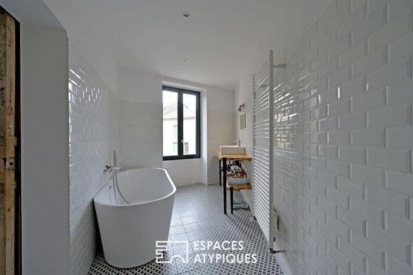 Maison de village aux volumes généreux, avec piscine et garage