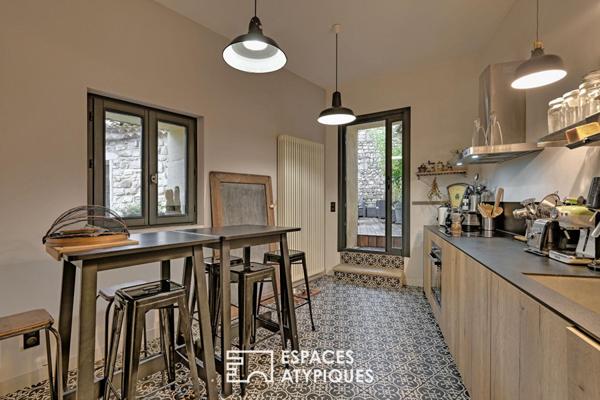 Maison de village aux volumes généreux, avec piscine et garage