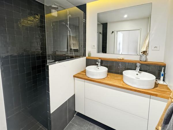 Appartement Paris 3 pièces 68 m2 sans vis-à-vis sur balcon