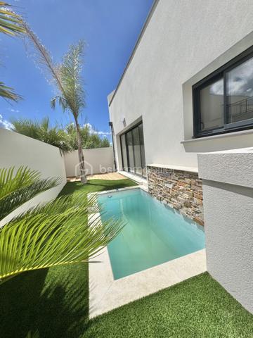 Découvrez les à Sérignan cette superbe villa neuve de 105 m² sur une parcelle de 185 m2 ,répartie sur deux niveaux, idéalement située à seulement 800 mètres de la plage, dans un environnement calme et résidentiel, à proximité des commodités et des transports.
Cette maison aux lignes modernes séduit par la qualité de ses prestations, ses finitions soignées et son agencement optimisé, pensé pour offrir un confort de vie optimal.
Au rez-de-chaussée, vous trouverez :
Une entrée avec placard intégré
Un WC suspendu avec lave-mains
Une spacieuse pièce de vie de 45 m2 lumineuse avec cuisine équipée
 Une baie vitrée de 4 mètres ouvrant sur une terrasse avec piscine
Une suite parentale avec dressing et salle d’eau
À l’étage :
Un palier desservant deux chambres de 12 m² chacune
Une salle de bain ,un WC indépendant
Une belle terrasse de 28 m², à l’abri des regards
Le garage de 19 m², entièrement carrelé et isolé, accueille un chauffe-eau thermodynamique ainsi que les branchements pour lave-linge et sèche-linge.
Conforme aux normes RE2020, la villa est équipée de prestations modernes :
Menuiseries aluminium double vitrage,Volets roulants électriques
Climatisation gainable
Chauffe-eau thermodynamique
Prises RJ45 dans le séjour et les chambres
Vous serez immédiatement séduit par ses volumes généreux, sa luminosité et ses prestations de qualité.
Une opportunité rare à ne pas manquer – contactez-nous pour organiser une visite !