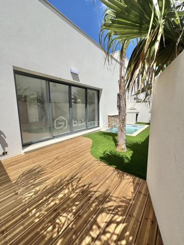 Découvrez les à Sérignan cette superbe villa neuve de 105 m² sur une parcelle de 185 m2 ,répartie sur deux niveaux, idéalement située à seulement 800 mètres de la plage, dans un environnement calme et résidentiel, à proximité des commodités et des transports.
Cette maison aux lignes modernes séduit par la qualité de ses prestations, ses finitions soignées et son agencement optimisé, pensé pour offrir un confort de vie optimal.
Au rez-de-chaussée, vous trouverez :
Une entrée avec placard intégré
Un WC suspendu avec lave-mains
Une spacieuse pièce de vie de 45 m2 lumineuse avec cuisine équipée
 Une baie vitrée de 4 mètres ouvrant sur une terrasse avec piscine
Une suite parentale avec dressing et salle d’eau
À l’étage :
Un palier desservant deux chambres de 12 m² chacune
Une salle de bain ,un WC indépendant
Une belle terrasse de 28 m², à l’abri des regards
Le garage de 19 m², entièrement carrelé et isolé, accueille un chauffe-eau thermodynamique ainsi que les branchements pour lave-linge et sèche-linge.
Conforme aux normes RE2020, la villa est équipée de prestations modernes :
Menuiseries aluminium double vitrage,Volets roulants électriques
Climatisation gainable
Chauffe-eau thermodynamique
Prises RJ45 dans le séjour et les chambres
Vous serez immédiatement séduit par ses volumes généreux, sa luminosité et ses prestations de qualité.
Une opportunité rare à ne pas manquer – contactez-nous pour organiser une visite !