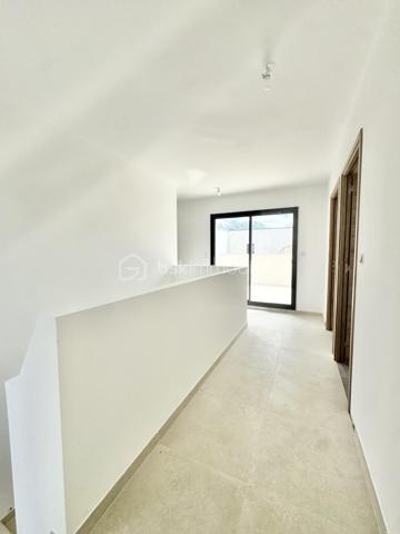Découvrez les à Sérignan cette superbe villa neuve de 105 m² sur une parcelle de 185 m2 ,répartie sur deux niveaux, idéalement située à seulement 800 mètres de la plage, dans un environnement calme et résidentiel, à proximité des commodités et des transports.
Cette maison aux lignes modernes séduit par la qualité de ses prestations, ses finitions soignées et son agencement optimisé, pensé pour offrir un confort de vie optimal.
Au rez-de-chaussée, vous trouverez :
Une entrée avec placard intégré
Un WC suspendu avec lave-mains
Une spacieuse pièce de vie de 45 m2 lumineuse avec cuisine équipée
 Une baie vitrée de 4 mètres ouvrant sur une terrasse avec piscine
Une suite parentale avec dressing et salle d’eau
À l’étage :
Un palier desservant deux chambres de 12 m² chacune
Une salle de bain ,un WC indépendant
Une belle terrasse de 28 m², à l’abri des regards
Le garage de 19 m², entièrement carrelé et isolé, accueille un chauffe-eau thermodynamique ainsi que les branchements pour lave-linge et sèche-linge.
Conforme aux normes RE2020, la villa est équipée de prestations modernes :
Menuiseries aluminium double vitrage,Volets roulants électriques
Climatisation gainable
Chauffe-eau thermodynamique
Prises RJ45 dans le séjour et les chambres
Vous serez immédiatement séduit par ses volumes généreux, sa luminosité et ses prestations de qualité.
Une opportunité rare à ne pas manquer – contactez-nous pour organiser une visite !