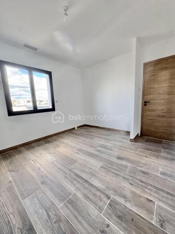 Découvrez les à Sérignan cette superbe villa neuve de 105 m² sur une parcelle de 185 m2 ,répartie sur deux niveaux, idéalement située à seulement 800 mètres de la plage, dans un environnement calme et résidentiel, à proximité des commodités et des transports.
Cette maison aux lignes modernes séduit par la qualité de ses prestations, ses finitions soignées et son agencement optimisé, pensé pour offrir un confort de vie optimal.
Au rez-de-chaussée, vous trouverez :
Une entrée avec placard intégré
Un WC suspendu avec lave-mains
Une spacieuse pièce de vie de 45 m2 lumineuse avec cuisine équipée
 Une baie vitrée de 4 mètres ouvrant sur une terrasse avec piscine
Une suite parentale avec dressing et salle d’eau
À l’étage :
Un palier desservant deux chambres de 12 m² chacune
Une salle de bain ,un WC indépendant
Une belle terrasse de 28 m², à l’abri des regards
Le garage de 19 m², entièrement carrelé et isolé, accueille un chauffe-eau thermodynamique ainsi que les branchements pour lave-linge et sèche-linge.
Conforme aux normes RE2020, la villa est équipée de prestations modernes :
Menuiseries aluminium double vitrage,Volets roulants électriques
Climatisation gainable
Chauffe-eau thermodynamique
Prises RJ45 dans le séjour et les chambres
Vous serez immédiatement séduit par ses volumes généreux, sa luminosité et ses prestations de qualité.
Une opportunité rare à ne pas manquer – contactez-nous pour organiser une visite !