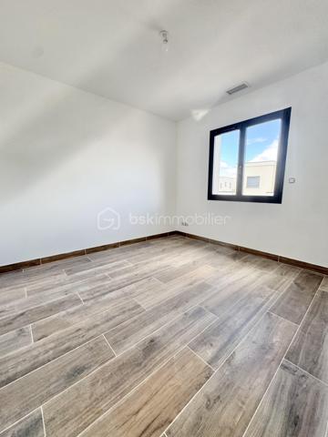 Découvrez les à Sérignan cette superbe villa neuve de 105 m² sur une parcelle de 185 m2 ,répartie sur deux niveaux, idéalement située à seulement 800 mètres de la plage, dans un environnement calme et résidentiel, à proximité des commodités et des transports.
Cette maison aux lignes modernes séduit par la qualité de ses prestations, ses finitions soignées et son agencement optimisé, pensé pour offrir un confort de vie optimal.
Au rez-de-chaussée, vous trouverez :
Une entrée avec placard intégré
Un WC suspendu avec lave-mains
Une spacieuse pièce de vie de 45 m2 lumineuse avec cuisine équipée
 Une baie vitrée de 4 mètres ouvrant sur une terrasse avec piscine
Une suite parentale avec dressing et salle d’eau
À l’étage :
Un palier desservant deux chambres de 12 m² chacune
Une salle de bain ,un WC indépendant
Une belle terrasse de 28 m², à l’abri des regards
Le garage de 19 m², entièrement carrelé et isolé, accueille un chauffe-eau thermodynamique ainsi que les branchements pour lave-linge et sèche-linge.
Conforme aux normes RE2020, la villa est équipée de prestations modernes :
Menuiseries aluminium double vitrage,Volets roulants électriques
Climatisation gainable
Chauffe-eau thermodynamique
Prises RJ45 dans le séjour et les chambres
Vous serez immédiatement séduit par ses volumes généreux, sa luminosité et ses prestations de qualité.
Une opportunité rare à ne pas manquer – contactez-nous pour organiser une visite !