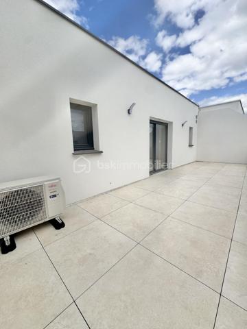 Découvrez les à Sérignan cette superbe villa neuve de 105 m² sur une parcelle de 185 m2 ,répartie sur deux niveaux, idéalement située à seulement 800 mètres de la plage, dans un environnement calme et résidentiel, à proximité des commodités et des transports.
Cette maison aux lignes modernes séduit par la qualité de ses prestations, ses finitions soignées et son agencement optimisé, pensé pour offrir un confort de vie optimal.
Au rez-de-chaussée, vous trouverez :
Une entrée avec placard intégré
Un WC suspendu avec lave-mains
Une spacieuse pièce de vie de 45 m2 lumineuse avec cuisine équipée
 Une baie vitrée de 4 mètres ouvrant sur une terrasse avec piscine
Une suite parentale avec dressing et salle d’eau
À l’étage :
Un palier desservant deux chambres de 12 m² chacune
Une salle de bain ,un WC indépendant
Une belle terrasse de 28 m², à l’abri des regards
Le garage de 19 m², entièrement carrelé et isolé, accueille un chauffe-eau thermodynamique ainsi que les branchements pour lave-linge et sèche-linge.
Conforme aux normes RE2020, la villa est équipée de prestations modernes :
Menuiseries aluminium double vitrage,Volets roulants électriques
Climatisation gainable
Chauffe-eau thermodynamique
Prises RJ45 dans le séjour et les chambres
Vous serez immédiatement séduit par ses volumes généreux, sa luminosité et ses prestations de qualité.
Une opportunité rare à ne pas manquer – contactez-nous pour organiser une visite !