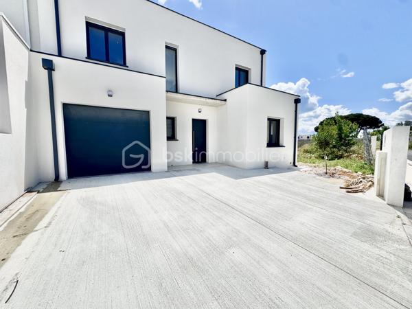 Découvrez les à Sérignan cette superbe villa neuve de 105 m² sur une parcelle de 185 m2 ,répartie sur deux niveaux, idéalement située à seulement 800 mètres de la plage, dans un environnement calme et résidentiel, à proximité des commodités et des transports.
Cette maison aux lignes modernes séduit par la qualité de ses prestations, ses finitions soignées et son agencement optimisé, pensé pour offrir un confort de vie optimal.
Au rez-de-chaussée, vous trouverez :
Une entrée avec placard intégré
Un WC suspendu avec lave-mains
Une spacieuse pièce de vie de 45 m2 lumineuse avec cuisine équipée
 Une baie vitrée de 4 mètres ouvrant sur une terrasse avec piscine
Une suite parentale avec dressing et salle d’eau
À l’étage :
Un palier desservant deux chambres de 12 m² chacune
Une salle de bain ,un WC indépendant
Une belle terrasse de 28 m², à l’abri des regards
Le garage de 19 m², entièrement carrelé et isolé, accueille un chauffe-eau thermodynamique ainsi que les branchements pour lave-linge et sèche-linge.
Conforme aux normes RE2020, la villa est équipée de prestations modernes :
Menuiseries aluminium double vitrage,Volets roulants électriques
Climatisation gainable
Chauffe-eau thermodynamique
Prises RJ45 dans le séjour et les chambres
Vous serez immédiatement séduit par ses volumes généreux, sa luminosité et ses prestations de qualité.
Une opportunité rare à ne pas manquer – contactez-nous pour organiser une visite !