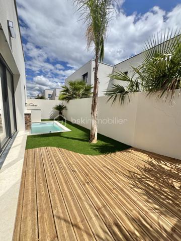 Découvrez les à Sérignan cette superbe villa neuve de 105 m² sur une parcelle de 185 m2 ,répartie sur deux niveaux, idéalement située à seulement 800 mètres de la plage, dans un environnement calme et résidentiel, à proximité des commodités et des transports.
Cette maison aux lignes modernes séduit par la qualité de ses prestations, ses finitions soignées et son agencement optimisé, pensé pour offrir un confort de vie optimal.
Au rez-de-chaussée, vous trouverez :
Une entrée avec placard intégré
Un WC suspendu avec lave-mains
Une spacieuse pièce de vie de 45 m2 lumineuse avec cuisine équipée
 Une baie vitrée de 4 mètres ouvrant sur une terrasse avec piscine
Une suite parentale avec dressing et salle d’eau
À l’étage :
Un palier desservant deux chambres de 12 m² chacune
Une salle de bain ,un WC indépendant
Une belle terrasse de 28 m², à l’abri des regards
Le garage de 19 m², entièrement carrelé et isolé, accueille un chauffe-eau thermodynamique ainsi que les branchements pour lave-linge et sèche-linge.
Conforme aux normes RE2020, la villa est équipée de prestations modernes :
Menuiseries aluminium double vitrage,Volets roulants électriques
Climatisation gainable
Chauffe-eau thermodynamique
Prises RJ45 dans le séjour et les chambres
Vous serez immédiatement séduit par ses volumes généreux, sa luminosité et ses prestations de qualité.
Une opportunité rare à ne pas manquer – contactez-nous pour organiser une visite !