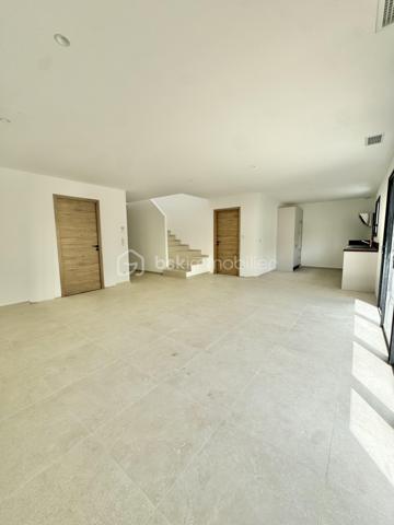 Découvrez les à Sérignan cette superbe villa neuve de 105 m² sur une parcelle de 185 m2 ,répartie sur deux niveaux, idéalement située à seulement 800 mètres de la plage, dans un environnement calme et résidentiel, à proximité des commodités et des transports.
Cette maison aux lignes modernes séduit par la qualité de ses prestations, ses finitions soignées et son agencement optimisé, pensé pour offrir un confort de vie optimal.
Au rez-de-chaussée, vous trouverez :
Une entrée avec placard intégré
Un WC suspendu avec lave-mains
Une spacieuse pièce de vie de 45 m2 lumineuse avec cuisine équipée
 Une baie vitrée de 4 mètres ouvrant sur une terrasse avec piscine
Une suite parentale avec dressing et salle d’eau
À l’étage :
Un palier desservant deux chambres de 12 m² chacune
Une salle de bain ,un WC indépendant
Une belle terrasse de 28 m², à l’abri des regards
Le garage de 19 m², entièrement carrelé et isolé, accueille un chauffe-eau thermodynamique ainsi que les branchements pour lave-linge et sèche-linge.
Conforme aux normes RE2020, la villa est équipée de prestations modernes :
Menuiseries aluminium double vitrage,Volets roulants électriques
Climatisation gainable
Chauffe-eau thermodynamique
Prises RJ45 dans le séjour et les chambres
Vous serez immédiatement séduit par ses volumes généreux, sa luminosité et ses prestations de qualité.
Une opportunité rare à ne pas manquer – contactez-nous pour organiser une visite !