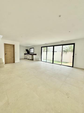 Découvrez les à Sérignan cette superbe villa neuve de 105 m² sur une parcelle de 185 m2 ,répartie sur deux niveaux, idéalement située à seulement 800 mètres de la plage, dans un environnement calme et résidentiel, à proximité des commodités et des transports.
Cette maison aux lignes modernes séduit par la qualité de ses prestations, ses finitions soignées et son agencement optimisé, pensé pour offrir un confort de vie optimal.
Au rez-de-chaussée, vous trouverez :
Une entrée avec placard intégré
Un WC suspendu avec lave-mains
Une spacieuse pièce de vie de 45 m2 lumineuse avec cuisine équipée
 Une baie vitrée de 4 mètres ouvrant sur une terrasse avec piscine
Une suite parentale avec dressing et salle d’eau
À l’étage :
Un palier desservant deux chambres de 12 m² chacune
Une salle de bain ,un WC indépendant
Une belle terrasse de 28 m², à l’abri des regards
Le garage de 19 m², entièrement carrelé et isolé, accueille un chauffe-eau thermodynamique ainsi que les branchements pour lave-linge et sèche-linge.
Conforme aux normes RE2020, la villa est équipée de prestations modernes :
Menuiseries aluminium double vitrage,Volets roulants électriques
Climatisation gainable
Chauffe-eau thermodynamique
Prises RJ45 dans le séjour et les chambres
Vous serez immédiatement séduit par ses volumes généreux, sa luminosité et ses prestations de qualité.
Une opportunité rare à ne pas manquer – contactez-nous pour organiser une visite !