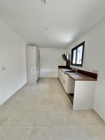 Découvrez les à Sérignan cette superbe villa neuve de 105 m² sur une parcelle de 185 m2 ,répartie sur deux niveaux, idéalement située à seulement 800 mètres de la plage, dans un environnement calme et résidentiel, à proximité des commodités et des transports.
Cette maison aux lignes modernes séduit par la qualité de ses prestations, ses finitions soignées et son agencement optimisé, pensé pour offrir un confort de vie optimal.
Au rez-de-chaussée, vous trouverez :
Une entrée avec placard intégré
Un WC suspendu avec lave-mains
Une spacieuse pièce de vie de 45 m2 lumineuse avec cuisine équipée
 Une baie vitrée de 4 mètres ouvrant sur une terrasse avec piscine
Une suite parentale avec dressing et salle d’eau
À l’étage :
Un palier desservant deux chambres de 12 m² chacune
Une salle de bain ,un WC indépendant
Une belle terrasse de 28 m², à l’abri des regards
Le garage de 19 m², entièrement carrelé et isolé, accueille un chauffe-eau thermodynamique ainsi que les branchements pour lave-linge et sèche-linge.
Conforme aux normes RE2020, la villa est équipée de prestations modernes :
Menuiseries aluminium double vitrage,Volets roulants électriques
Climatisation gainable
Chauffe-eau thermodynamique
Prises RJ45 dans le séjour et les chambres
Vous serez immédiatement séduit par ses volumes généreux, sa luminosité et ses prestations de qualité.
Une opportunité rare à ne pas manquer – contactez-nous pour organiser une visite !