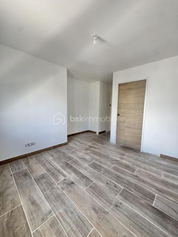Découvrez les à Sérignan cette superbe villa neuve de 105 m² sur une parcelle de 185 m2 ,répartie sur deux niveaux, idéalement située à seulement 800 mètres de la plage, dans un environnement calme et résidentiel, à proximité des commodités et des transports.
Cette maison aux lignes modernes séduit par la qualité de ses prestations, ses finitions soignées et son agencement optimisé, pensé pour offrir un confort de vie optimal.
Au rez-de-chaussée, vous trouverez :
Une entrée avec placard intégré
Un WC suspendu avec lave-mains
Une spacieuse pièce de vie de 45 m2 lumineuse avec cuisine équipée
 Une baie vitrée de 4 mètres ouvrant sur une terrasse avec piscine
Une suite parentale avec dressing et salle d’eau
À l’étage :
Un palier desservant deux chambres de 12 m² chacune
Une salle de bain ,un WC indépendant
Une belle terrasse de 28 m², à l’abri des regards
Le garage de 19 m², entièrement carrelé et isolé, accueille un chauffe-eau thermodynamique ainsi que les branchements pour lave-linge et sèche-linge.
Conforme aux normes RE2020, la villa est équipée de prestations modernes :
Menuiseries aluminium double vitrage,Volets roulants électriques
Climatisation gainable
Chauffe-eau thermodynamique
Prises RJ45 dans le séjour et les chambres
Vous serez immédiatement séduit par ses volumes généreux, sa luminosité et ses prestations de qualité.
Une opportunité rare à ne pas manquer – contactez-nous pour organiser une visite !