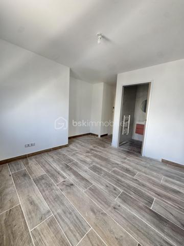 Découvrez les à Sérignan cette superbe villa neuve de 105 m² sur une parcelle de 185 m2 ,répartie sur deux niveaux, idéalement située à seulement 800 mètres de la plage, dans un environnement calme et résidentiel, à proximité des commodités et des transports.
Cette maison aux lignes modernes séduit par la qualité de ses prestations, ses finitions soignées et son agencement optimisé, pensé pour offrir un confort de vie optimal.
Au rez-de-chaussée, vous trouverez :
Une entrée avec placard intégré
Un WC suspendu avec lave-mains
Une spacieuse pièce de vie de 45 m2 lumineuse avec cuisine équipée
 Une baie vitrée de 4 mètres ouvrant sur une terrasse avec piscine
Une suite parentale avec dressing et salle d’eau
À l’étage :
Un palier desservant deux chambres de 12 m² chacune
Une salle de bain ,un WC indépendant
Une belle terrasse de 28 m², à l’abri des regards
Le garage de 19 m², entièrement carrelé et isolé, accueille un chauffe-eau thermodynamique ainsi que les branchements pour lave-linge et sèche-linge.
Conforme aux normes RE2020, la villa est équipée de prestations modernes :
Menuiseries aluminium double vitrage,Volets roulants électriques
Climatisation gainable
Chauffe-eau thermodynamique
Prises RJ45 dans le séjour et les chambres
Vous serez immédiatement séduit par ses volumes généreux, sa luminosité et ses prestations de qualité.
Une opportunité rare à ne pas manquer – contactez-nous pour organiser une visite !