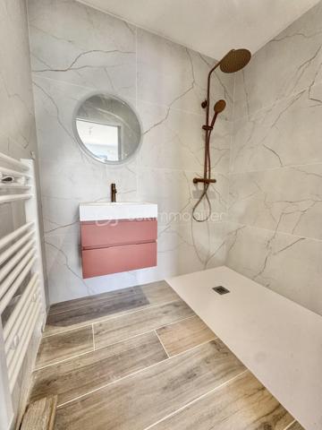 Découvrez les à Sérignan cette superbe villa neuve de 105 m² sur une parcelle de 185 m2 ,répartie sur deux niveaux, idéalement située à seulement 800 mètres de la plage, dans un environnement calme et résidentiel, à proximité des commodités et des transports.
Cette maison aux lignes modernes séduit par la qualité de ses prestations, ses finitions soignées et son agencement optimisé, pensé pour offrir un confort de vie optimal.
Au rez-de-chaussée, vous trouverez :
Une entrée avec placard intégré
Un WC suspendu avec lave-mains
Une spacieuse pièce de vie de 45 m2 lumineuse avec cuisine équipée
 Une baie vitrée de 4 mètres ouvrant sur une terrasse avec piscine
Une suite parentale avec dressing et salle d’eau
À l’étage :
Un palier desservant deux chambres de 12 m² chacune
Une salle de bain ,un WC indépendant
Une belle terrasse de 28 m², à l’abri des regards
Le garage de 19 m², entièrement carrelé et isolé, accueille un chauffe-eau thermodynamique ainsi que les branchements pour lave-linge et sèche-linge.
Conforme aux normes RE2020, la villa est équipée de prestations modernes :
Menuiseries aluminium double vitrage,Volets roulants électriques
Climatisation gainable
Chauffe-eau thermodynamique
Prises RJ45 dans le séjour et les chambres
Vous serez immédiatement séduit par ses volumes généreux, sa luminosité et ses prestations de qualité.
Une opportunité rare à ne pas manquer – contactez-nous pour organiser une visite !