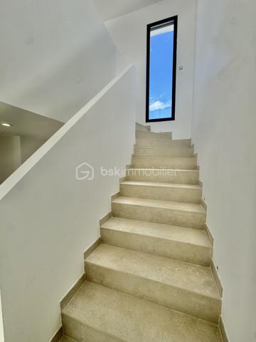 Découvrez les à Sérignan cette superbe villa neuve de 105 m² sur une parcelle de 185 m2 ,répartie sur deux niveaux, idéalement située à seulement 800 mètres de la plage, dans un environnement calme et résidentiel, à proximité des commodités et des transports.
Cette maison aux lignes modernes séduit par la qualité de ses prestations, ses finitions soignées et son agencement optimisé, pensé pour offrir un confort de vie optimal.
Au rez-de-chaussée, vous trouverez :
Une entrée avec placard intégré
Un WC suspendu avec lave-mains
Une spacieuse pièce de vie de 45 m2 lumineuse avec cuisine équipée
 Une baie vitrée de 4 mètres ouvrant sur une terrasse avec piscine
Une suite parentale avec dressing et salle d’eau
À l’étage :
Un palier desservant deux chambres de 12 m² chacune
Une salle de bain ,un WC indépendant
Une belle terrasse de 28 m², à l’abri des regards
Le garage de 19 m², entièrement carrelé et isolé, accueille un chauffe-eau thermodynamique ainsi que les branchements pour lave-linge et sèche-linge.
Conforme aux normes RE2020, la villa est équipée de prestations modernes :
Menuiseries aluminium double vitrage,Volets roulants électriques
Climatisation gainable
Chauffe-eau thermodynamique
Prises RJ45 dans le séjour et les chambres
Vous serez immédiatement séduit par ses volumes généreux, sa luminosité et ses prestations de qualité.
Une opportunité rare à ne pas manquer – contactez-nous pour organiser une visite !