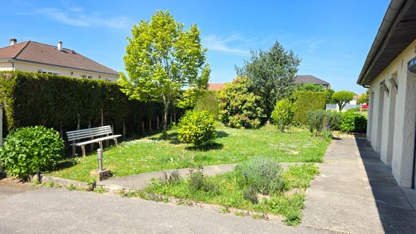 EN EXCLUSIVITE SUR COUZEIX JOLIE MAISON DE PLAIN PIED AVEC GARAGE ABRI JARDIN SUR TERRAIN ARBORE