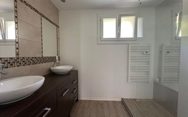 Maison à vendre    4 pièces • 552 m2 Saint-Égrève