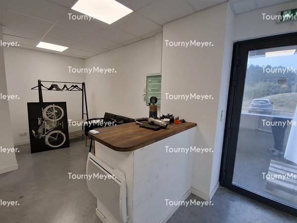 A LOUER BEYCHAC ET CAILLAU-LOCAL D'ACTIVITES DE 222 M²