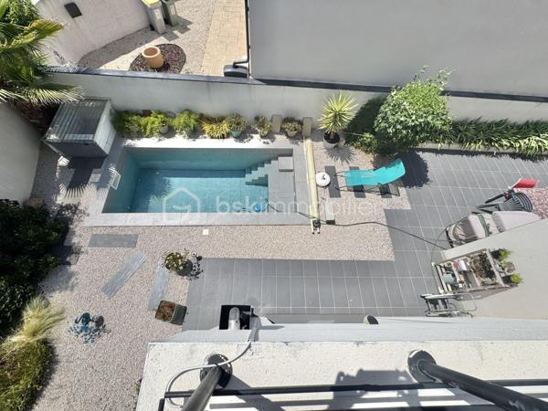 Située à Béziers dans un environnement agréable, cette belle maison récente en 3 faces, construite en 2019, vous séduira par ses volumes généreux et ses prestations modernes.
Édifiée sur une parcelle de 306 m², elle développe des espaces parfaitement pensés pour le confort de toute la famille.
Au rez-de-chaussée, vous découvrirez une superbe pièce de vie lumineuse de 54 m² avec cuisine ouverte, idéale pour partager des moments conviviaux. Un WC indépendant ainsi qu’un garage de 25 m² complètent ce niveau.
À l’étage, la maison dispose de 4 chambres, d’une salle d’eau moderne avec double vasque, d’un WC séparé ainsi que d’une agréable terrasse de 12 m².
Côté extérieur, vous profiterez d’un espace détente avec piscine, parfait pour les beaux jours.
Les plus :
Maison récente sous garantie décennale, Climatisation ,Maison en  3 faces
Beaux volumes,une Piscine, 
Une Terrasse à l’étage
Une maison clé en main, idéale pour une famille recherchant confort et modernité.
Proches des commodités et des transports.
N'hésitez pas à contacter pour organiser une visite.