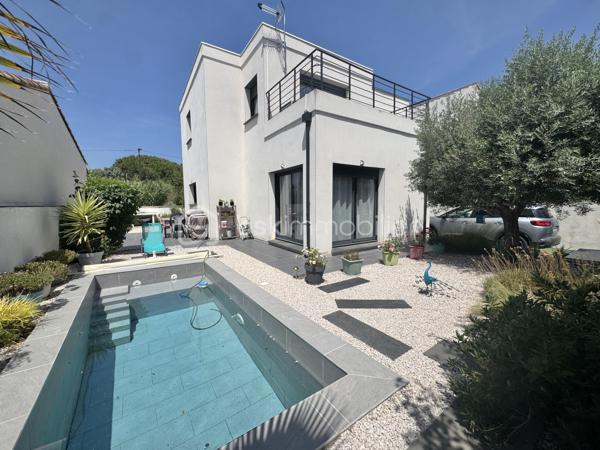 Située à Béziers dans un environnement agréable, cette belle maison récente en 3 faces, construite en 2019, vous séduira par ses volumes généreux et ses prestations modernes.
Édifiée sur une parcelle de 306 m², elle développe des espaces parfaitement pensés pour le confort de toute la famille.
Au rez-de-chaussée, vous découvrirez une superbe pièce de vie lumineuse de 54 m² avec cuisine ouverte, idéale pour partager des moments conviviaux. Un WC indépendant ainsi qu’un garage de 25 m² complètent ce niveau.
À l’étage, la maison dispose de 4 chambres, d’une salle d’eau moderne avec double vasque, d’un WC séparé ainsi que d’une agréable terrasse de 12 m².
Côté extérieur, vous profiterez d’un espace détente avec piscine, parfait pour les beaux jours.
Les plus :
Maison récente sous garantie décennale, Climatisation ,Maison en  3 faces
Beaux volumes,une Piscine, 
Une Terrasse à l’étage
Une maison clé en main, idéale pour une famille recherchant confort et modernité.
Proches des commodités et des transports.
N'hésitez pas à contacter pour organiser une visite.