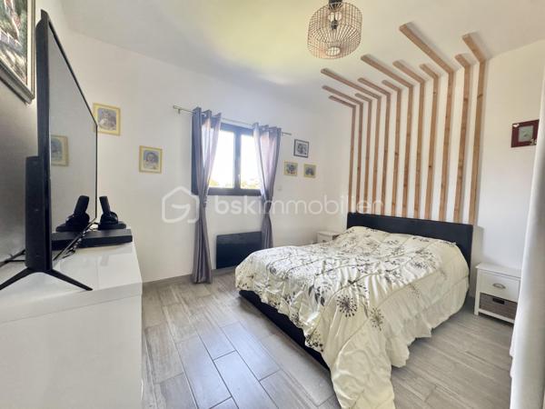 Située à Béziers dans un environnement agréable, cette belle maison récente en 3 faces, construite en 2019, vous séduira par ses volumes généreux et ses prestations modernes.
Édifiée sur une parcelle de 306 m², elle développe des espaces parfaitement pensés pour le confort de toute la famille.
Au rez-de-chaussée, vous découvrirez une superbe pièce de vie lumineuse de 54 m² avec cuisine ouverte, idéale pour partager des moments conviviaux. Un WC indépendant ainsi qu’un garage de 25 m² complètent ce niveau.
À l’étage, la maison dispose de 4 chambres, d’une salle d’eau moderne avec double vasque, d’un WC séparé ainsi que d’une agréable terrasse de 12 m².
Côté extérieur, vous profiterez d’un espace détente avec piscine, parfait pour les beaux jours.
Les plus :
Maison récente sous garantie décennale, Climatisation ,Maison en  3 faces
Beaux volumes,une Piscine, 
Une Terrasse à l’étage
Une maison clé en main, idéale pour une famille recherchant confort et modernité.
Proches des commodités et des transports.
N'hésitez pas à contacter pour organiser une visite.
