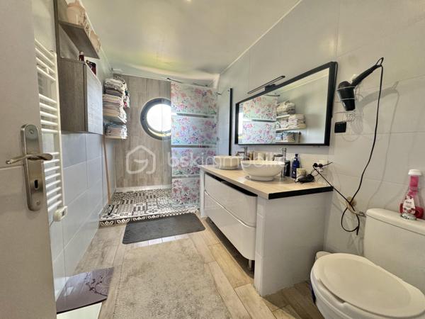Située à Béziers dans un environnement agréable, cette belle maison récente en 3 faces, construite en 2019, vous séduira par ses volumes généreux et ses prestations modernes.
Édifiée sur une parcelle de 306 m², elle développe des espaces parfaitement pensés pour le confort de toute la famille.
Au rez-de-chaussée, vous découvrirez une superbe pièce de vie lumineuse de 54 m² avec cuisine ouverte, idéale pour partager des moments conviviaux. Un WC indépendant ainsi qu’un garage de 25 m² complètent ce niveau.
À l’étage, la maison dispose de 4 chambres, d’une salle d’eau moderne avec double vasque, d’un WC séparé ainsi que d’une agréable terrasse de 12 m².
Côté extérieur, vous profiterez d’un espace détente avec piscine, parfait pour les beaux jours.
Les plus :
Maison récente sous garantie décennale, Climatisation ,Maison en  3 faces
Beaux volumes,une Piscine, 
Une Terrasse à l’étage
Une maison clé en main, idéale pour une famille recherchant confort et modernité.
Proches des commodités et des transports.
N'hésitez pas à contacter pour organiser une visite.