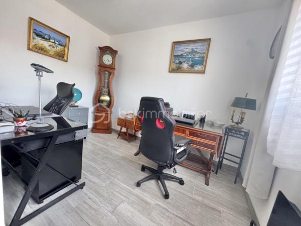 Située à Béziers dans un environnement agréable, cette belle maison récente en 3 faces, construite en 2019, vous séduira par ses volumes généreux et ses prestations modernes.
Édifiée sur une parcelle de 306 m², elle développe des espaces parfaitement pensés pour le confort de toute la famille.
Au rez-de-chaussée, vous découvrirez une superbe pièce de vie lumineuse de 54 m² avec cuisine ouverte, idéale pour partager des moments conviviaux. Un WC indépendant ainsi qu’un garage de 25 m² complètent ce niveau.
À l’étage, la maison dispose de 4 chambres, d’une salle d’eau moderne avec double vasque, d’un WC séparé ainsi que d’une agréable terrasse de 12 m².
Côté extérieur, vous profiterez d’un espace détente avec piscine, parfait pour les beaux jours.
Les plus :
Maison récente sous garantie décennale, Climatisation ,Maison en  3 faces
Beaux volumes,une Piscine, 
Une Terrasse à l’étage
Une maison clé en main, idéale pour une famille recherchant confort et modernité.
Proches des commodités et des transports.
N'hésitez pas à contacter pour organiser une visite.