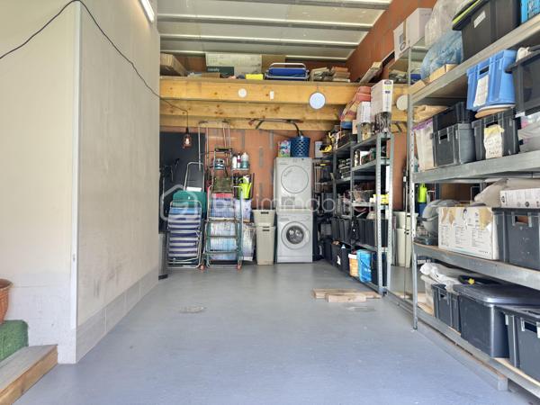Située à Béziers dans un environnement agréable, cette belle maison récente en 3 faces, construite en 2019, vous séduira par ses volumes généreux et ses prestations modernes.
Édifiée sur une parcelle de 306 m², elle développe des espaces parfaitement pensés pour le confort de toute la famille.
Au rez-de-chaussée, vous découvrirez une superbe pièce de vie lumineuse de 54 m² avec cuisine ouverte, idéale pour partager des moments conviviaux. Un WC indépendant ainsi qu’un garage de 25 m² complètent ce niveau.
À l’étage, la maison dispose de 4 chambres, d’une salle d’eau moderne avec double vasque, d’un WC séparé ainsi que d’une agréable terrasse de 12 m².
Côté extérieur, vous profiterez d’un espace détente avec piscine, parfait pour les beaux jours.
Les plus :
Maison récente sous garantie décennale, Climatisation ,Maison en  3 faces
Beaux volumes,une Piscine, 
Une Terrasse à l’étage
Une maison clé en main, idéale pour une famille recherchant confort et modernité.
Proches des commodités et des transports.
N'hésitez pas à contacter pour organiser une visite.