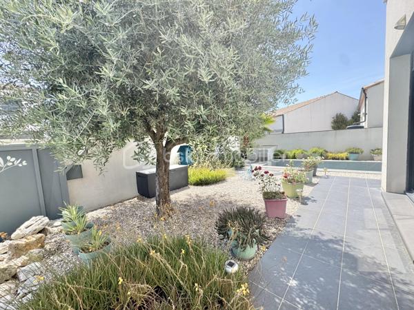 Située à Béziers dans un environnement agréable, cette belle maison récente en 3 faces, construite en 2019, vous séduira par ses volumes généreux et ses prestations modernes.
Édifiée sur une parcelle de 306 m², elle développe des espaces parfaitement pensés pour le confort de toute la famille.
Au rez-de-chaussée, vous découvrirez une superbe pièce de vie lumineuse de 54 m² avec cuisine ouverte, idéale pour partager des moments conviviaux. Un WC indépendant ainsi qu’un garage de 25 m² complètent ce niveau.
À l’étage, la maison dispose de 4 chambres, d’une salle d’eau moderne avec double vasque, d’un WC séparé ainsi que d’une agréable terrasse de 12 m².
Côté extérieur, vous profiterez d’un espace détente avec piscine, parfait pour les beaux jours.
Les plus :
Maison récente sous garantie décennale, Climatisation ,Maison en  3 faces
Beaux volumes,une Piscine, 
Une Terrasse à l’étage
Une maison clé en main, idéale pour une famille recherchant confort et modernité.
Proches des commodités et des transports.
N'hésitez pas à contacter pour organiser une visite.