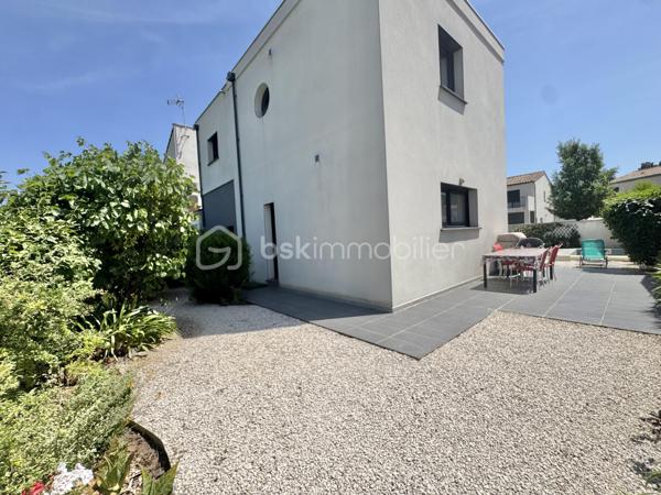 Située à Béziers dans un environnement agréable, cette belle maison récente en 3 faces, construite en 2019, vous séduira par ses volumes généreux et ses prestations modernes.
Édifiée sur une parcelle de 306 m², elle développe des espaces parfaitement pensés pour le confort de toute la famille.
Au rez-de-chaussée, vous découvrirez une superbe pièce de vie lumineuse de 54 m² avec cuisine ouverte, idéale pour partager des moments conviviaux. Un WC indépendant ainsi qu’un garage de 25 m² complètent ce niveau.
À l’étage, la maison dispose de 4 chambres, d’une salle d’eau moderne avec double vasque, d’un WC séparé ainsi que d’une agréable terrasse de 12 m².
Côté extérieur, vous profiterez d’un espace détente avec piscine, parfait pour les beaux jours.
Les plus :
Maison récente sous garantie décennale, Climatisation ,Maison en  3 faces
Beaux volumes,une Piscine, 
Une Terrasse à l’étage
Une maison clé en main, idéale pour une famille recherchant confort et modernité.
Proches des commodités et des transports.
N'hésitez pas à contacter pour organiser une visite.