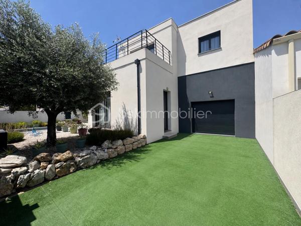 Située à Béziers dans un environnement agréable, cette belle maison récente en 3 faces, construite en 2019, vous séduira par ses volumes généreux et ses prestations modernes.
Édifiée sur une parcelle de 306 m², elle développe des espaces parfaitement pensés pour le confort de toute la famille.
Au rez-de-chaussée, vous découvrirez une superbe pièce de vie lumineuse de 54 m² avec cuisine ouverte, idéale pour partager des moments conviviaux. Un WC indépendant ainsi qu’un garage de 25 m² complètent ce niveau.
À l’étage, la maison dispose de 4 chambres, d’une salle d’eau moderne avec double vasque, d’un WC séparé ainsi que d’une agréable terrasse de 12 m².
Côté extérieur, vous profiterez d’un espace détente avec piscine, parfait pour les beaux jours.
Les plus :
Maison récente sous garantie décennale, Climatisation ,Maison en  3 faces
Beaux volumes,une Piscine, 
Une Terrasse à l’étage
Une maison clé en main, idéale pour une famille recherchant confort et modernité.
Proches des commodités et des transports.
N'hésitez pas à contacter pour organiser une visite.