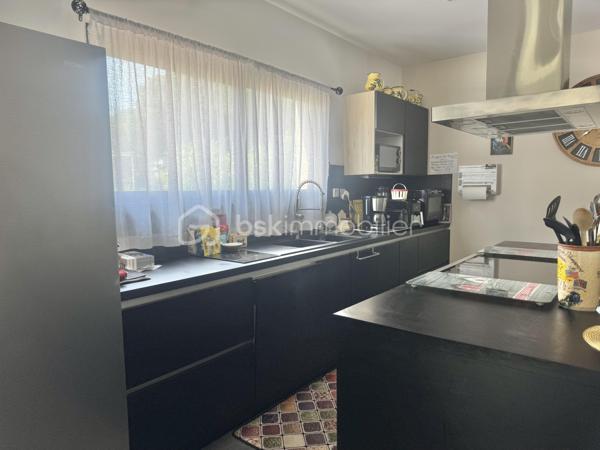 Située à Béziers dans un environnement agréable, cette belle maison récente en 3 faces, construite en 2019, vous séduira par ses volumes généreux et ses prestations modernes.
Édifiée sur une parcelle de 306 m², elle développe des espaces parfaitement pensés pour le confort de toute la famille.
Au rez-de-chaussée, vous découvrirez une superbe pièce de vie lumineuse de 54 m² avec cuisine ouverte, idéale pour partager des moments conviviaux. Un WC indépendant ainsi qu’un garage de 25 m² complètent ce niveau.
À l’étage, la maison dispose de 4 chambres, d’une salle d’eau moderne avec double vasque, d’un WC séparé ainsi que d’une agréable terrasse de 12 m².
Côté extérieur, vous profiterez d’un espace détente avec piscine, parfait pour les beaux jours.
Les plus :
Maison récente sous garantie décennale, Climatisation ,Maison en  3 faces
Beaux volumes,une Piscine, 
Une Terrasse à l’étage
Une maison clé en main, idéale pour une famille recherchant confort et modernité.
Proches des commodités et des transports.
N'hésitez pas à contacter pour organiser une visite.